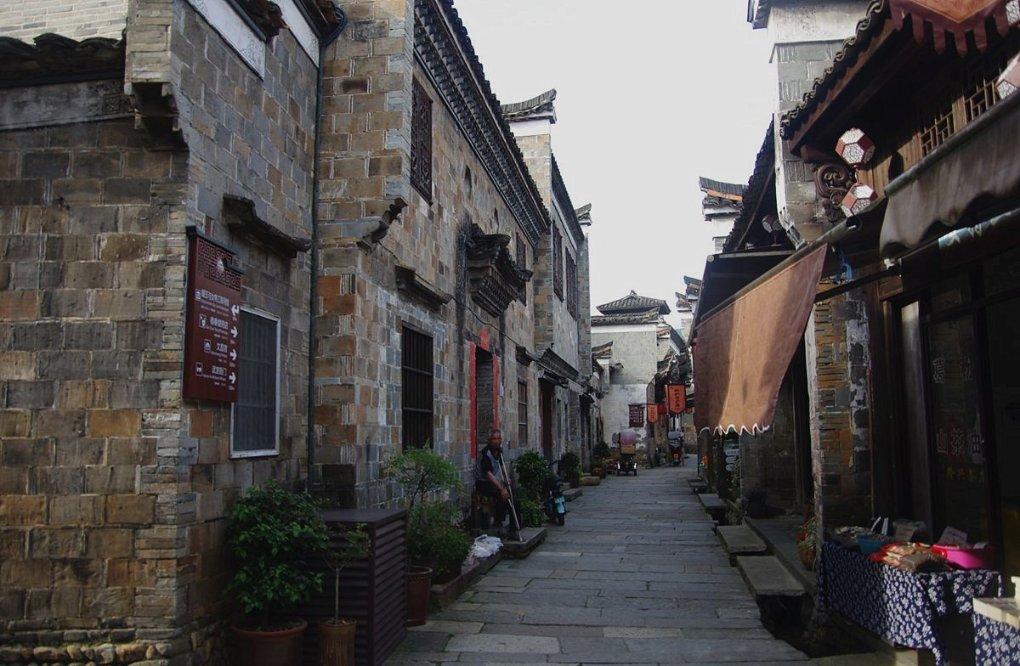 转了4圈，从最左侧车道翻到应急车道，司机逃过一劫